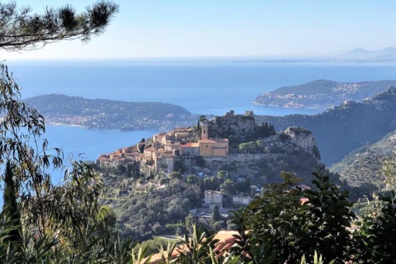 Villa D Exception Avec Terrasse Jacuzzi Vue Mer Parking En Plein Cœur du Village de Eze — 4-Star Luxury Hotel in Eze, France
