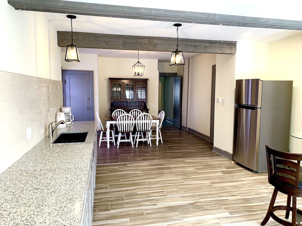The Aquarium Chateau With Private Yard & Parking Near Falls Casino by Niagara Hospitality - photo 3