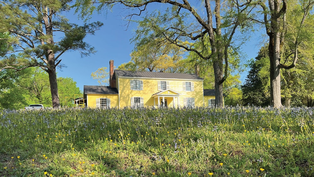 The Sunnyside Sisters Bed and Breakfast — 4-Star Luxury Hotel in Clarksville, United States