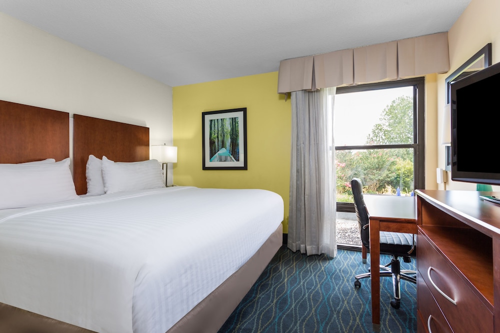 Holiday Inn Express Hotel & Suites Wilmington University Ctr by IHG - photo 4