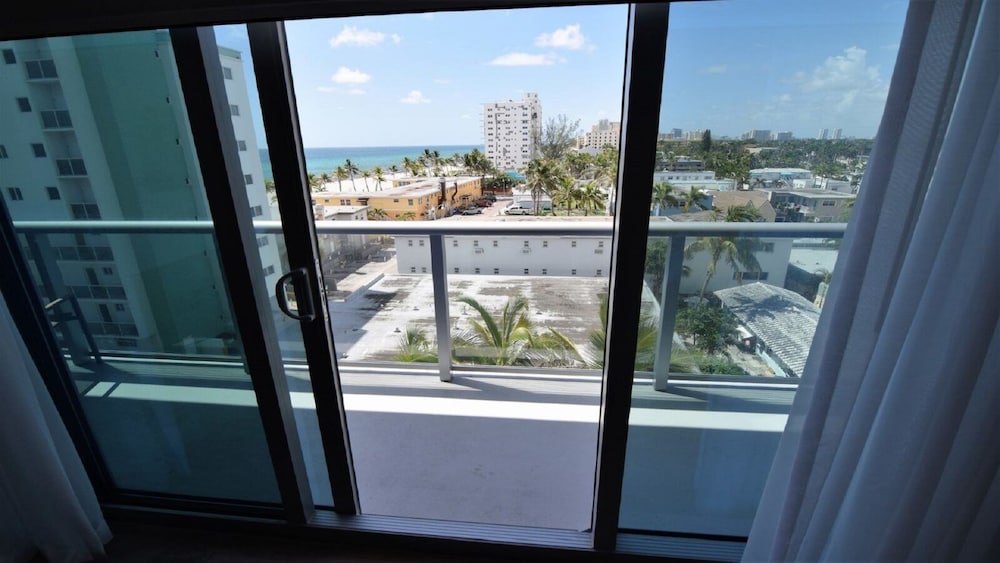Spectacular 1 Bed Plus Den On To The Amazing Hollywood Beach Hollywood - photo 18