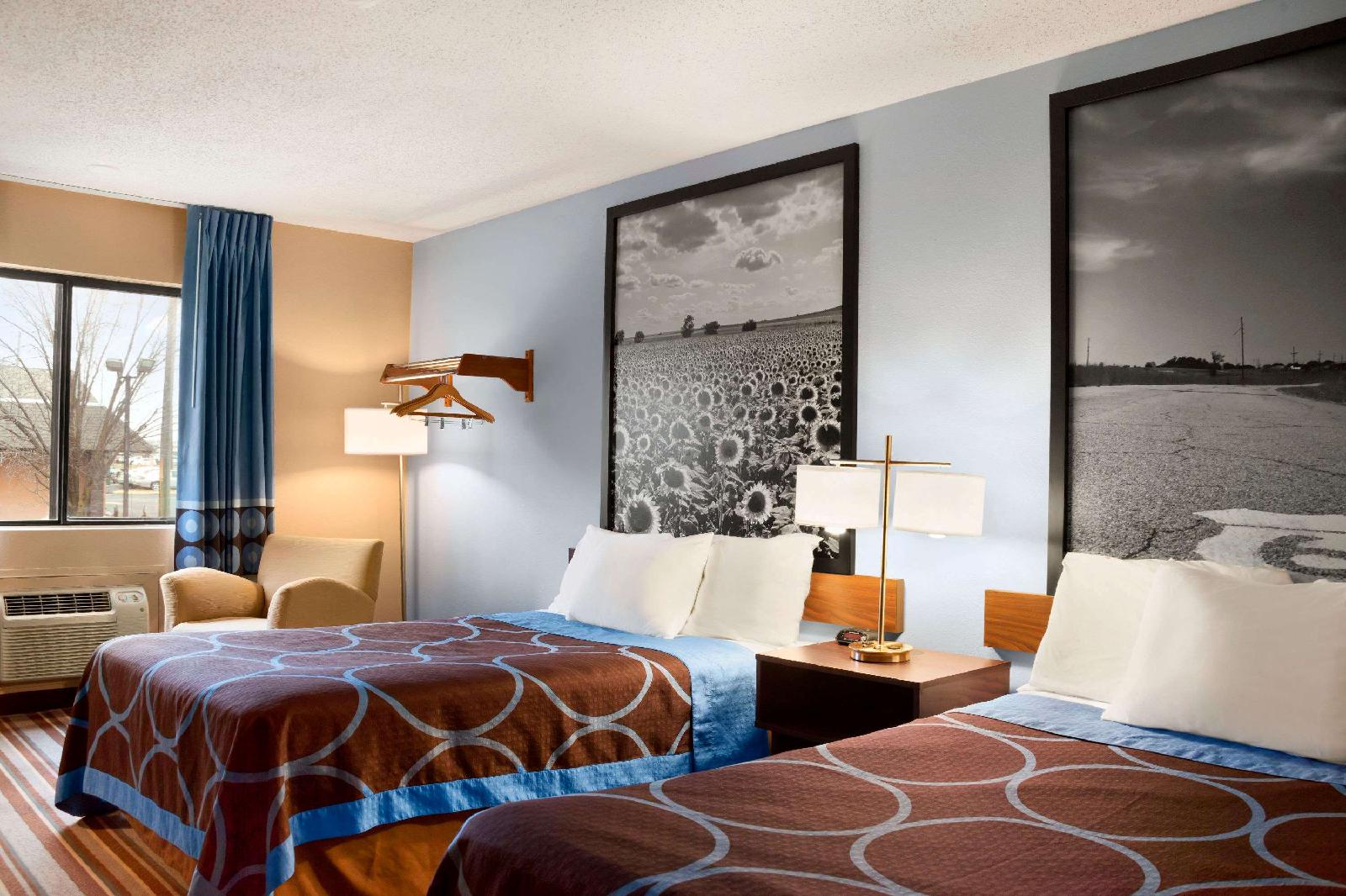 Super 8 by Wyndham Pittsburg KS