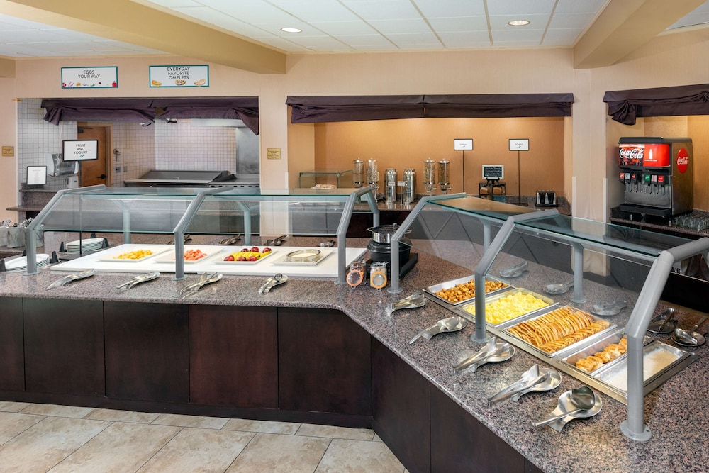 Embassy Suites by Hilton Kansas City International Airport - photo 52