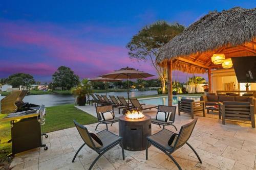 Wp Delray Waterfront Pool Tiki Hut Putting Grn — Delray Beach