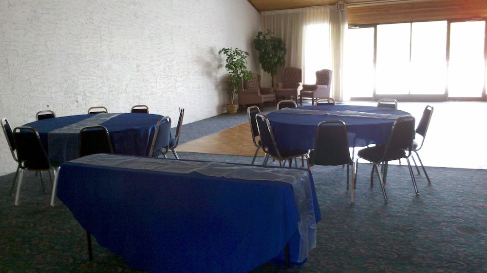 Swiss Chalet Inn - photo 11