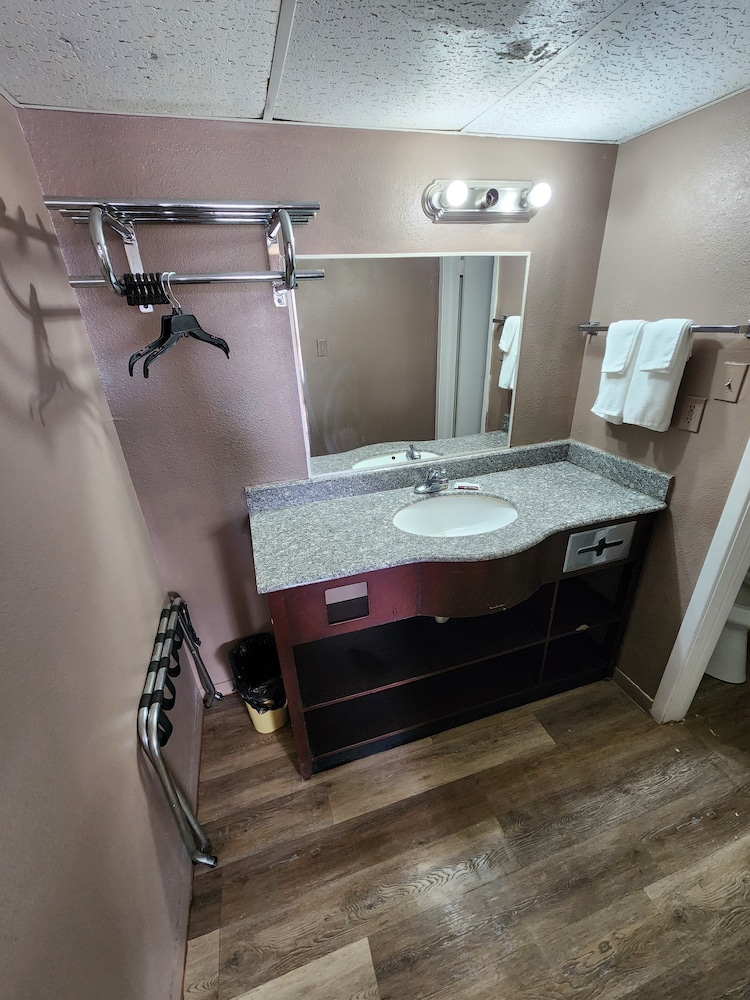 Satellite Inn - photo 9