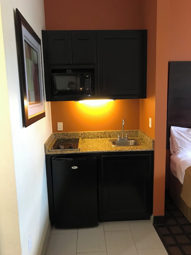 Executive Inn and Suites - photo 9