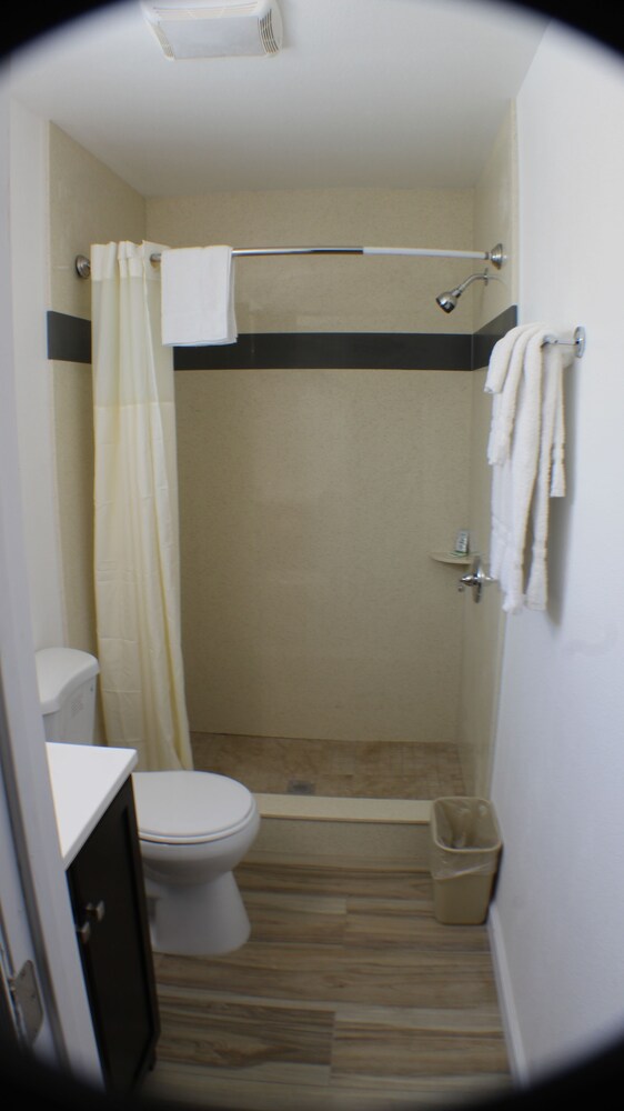 Aristocrat Motel - photo 12