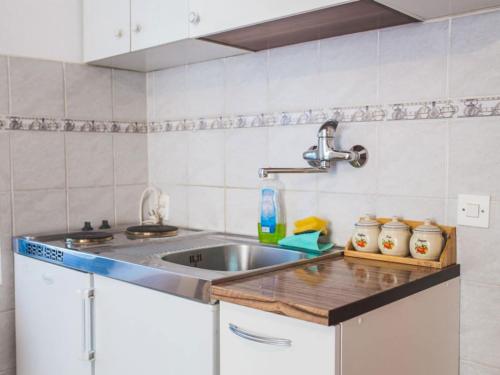 Apartments Jug Studio Apartment with Private Garden — 4-Star Luxury Hotel in Lopar, Croatia