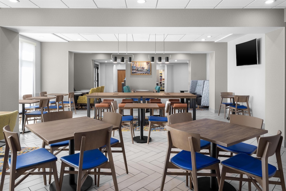 Hampton Inn Lexington Medical Center - photo 32
