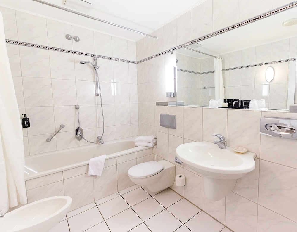 Deep Soaking Bathtub