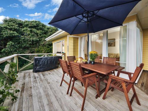 Surfer's Sunshine Cottage Piha Holiday Home — 4-Star Luxury Hotel in Auckland, New Zealand