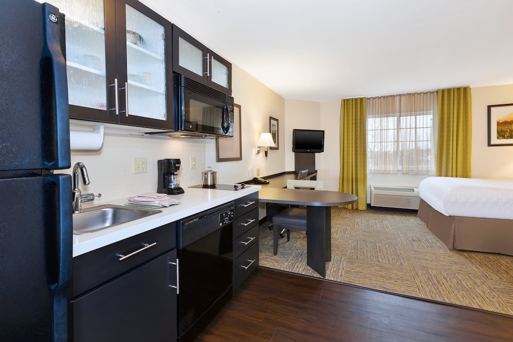 Candlewood Suites Polaris by IHG - photo 14
