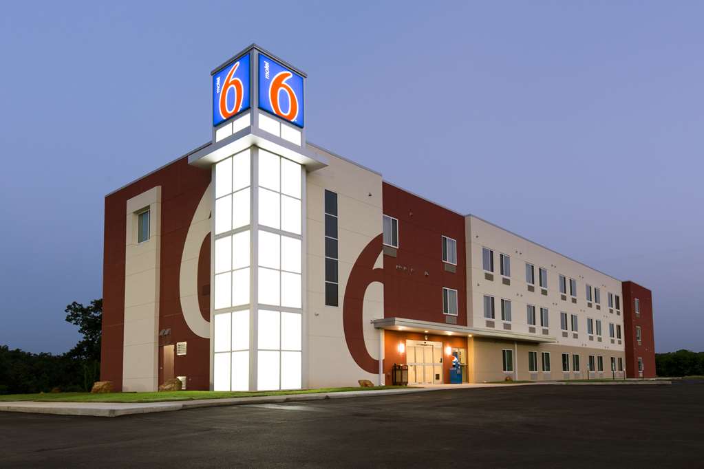 Motel 6 Poplar Bluff MO - featured photo
