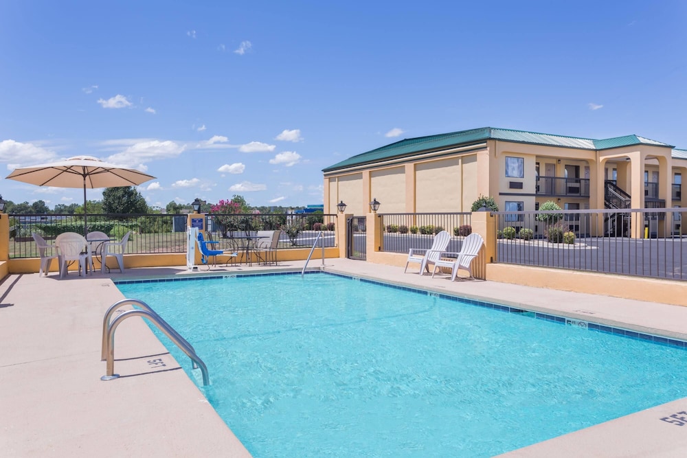 Days Inn by Wyndham Byron - photo 20