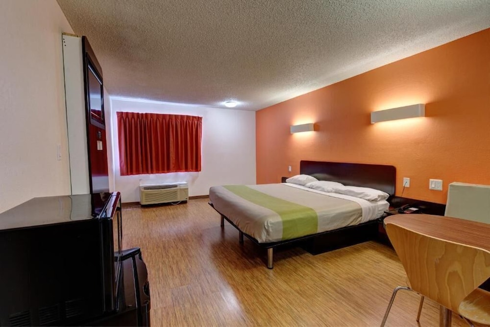 Executive Inn & Suites Hobby - photo 11