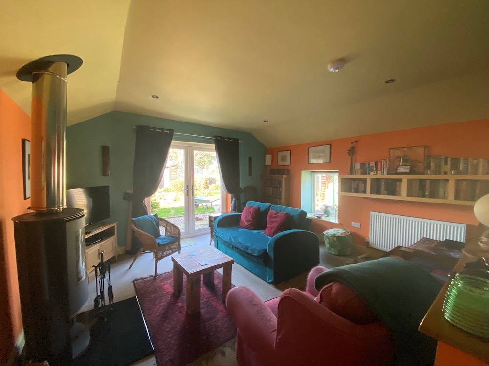 Cosy And Stylish Cottage In Thornhill 21539063 — Thornhill