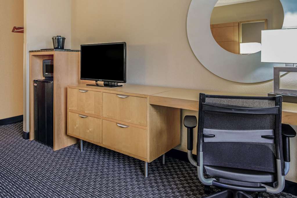 La Quinta Inn & Suites by Wyndham Naples Downtown - photo 18