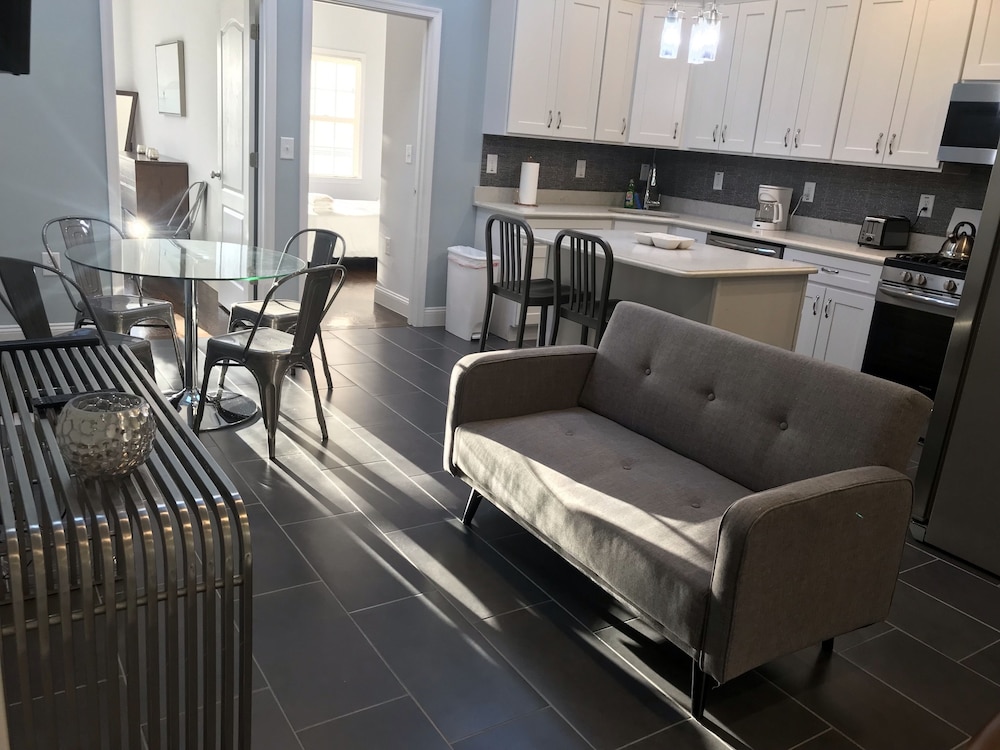 Giles Ave 6 Bedroom Gem — 4-Star Luxury Hotel in Jersey City, United States