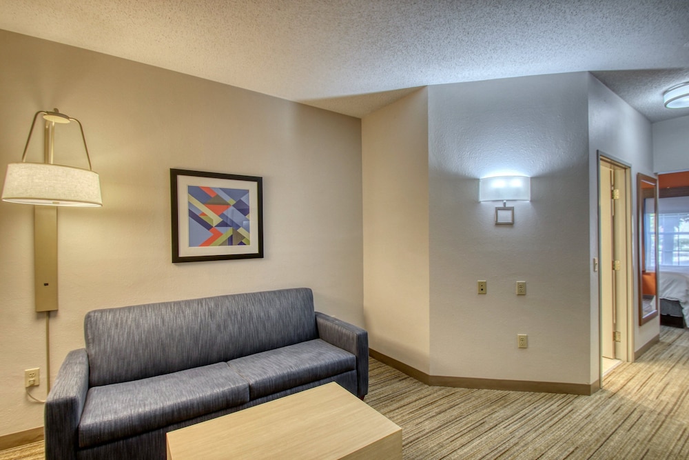 Holiday Inn Express Hotel & Suites Oshkosh by IHG - photo 45