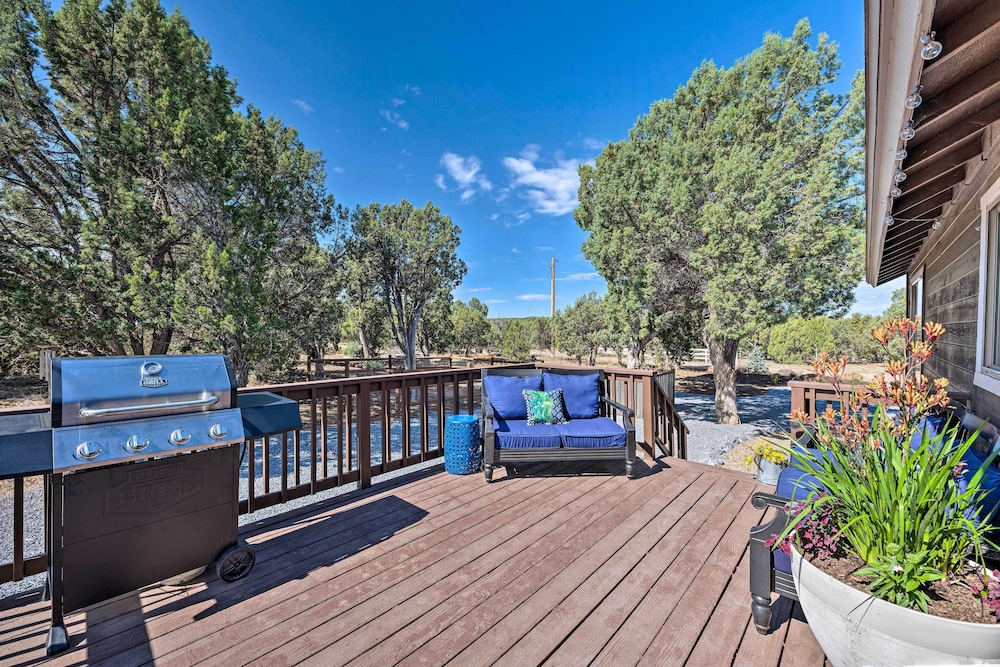 1 Mi to Hiking: Chic Show Low Escape w Fire Pit — hotel in Show Low