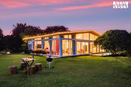 StayVista at Idyllic Farmhouse A Glasshouse