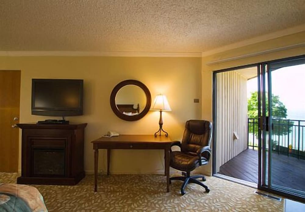 Weathervane Terrace Inn and Suites - photo 19