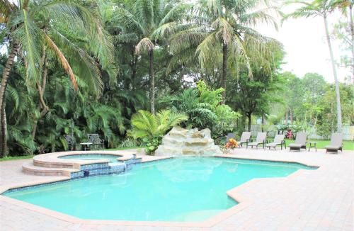 Royal Palms Villa Pool Spa Private Gate 1 5 acre — 4-Star Luxury Hotel in Delta, United States