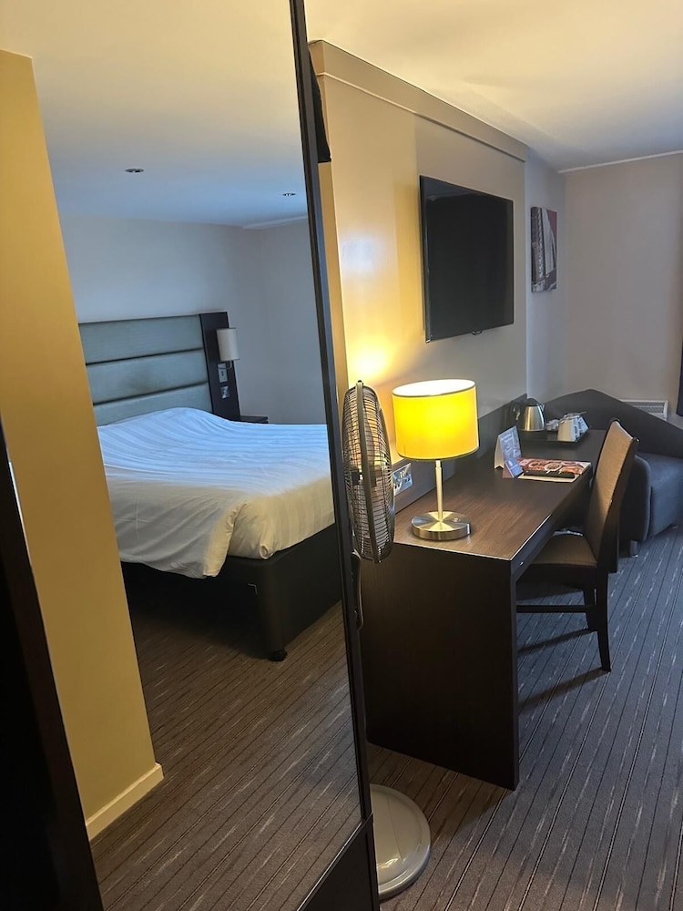 Premier Roomz Two Mills in Ellesmere Port, United Kingdom