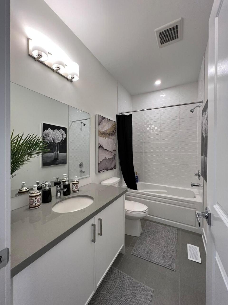 French Style Mansion in Prestigious Angus Glen Markham — hotel in Markham