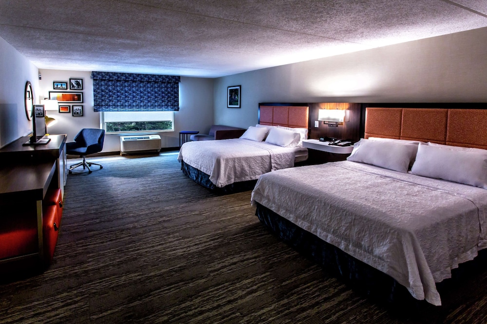 Hampton Inn & Suites Staten Island - photo 16