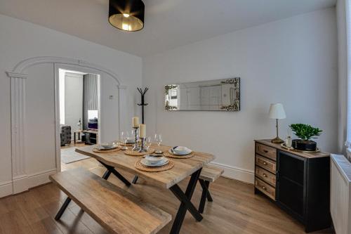 Stay With Alexandra 2 Free Parking high speed Free Wifi close to stadiums in Liverpool, United Kingdom