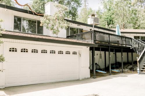 Moreno Lake Area Free Night Special — 4-Star Luxury Hotel in Bass Lake, United States