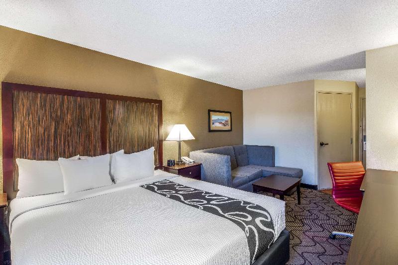 La Quinta Inn & Suites Oakland Airport Coliseum - photo 19