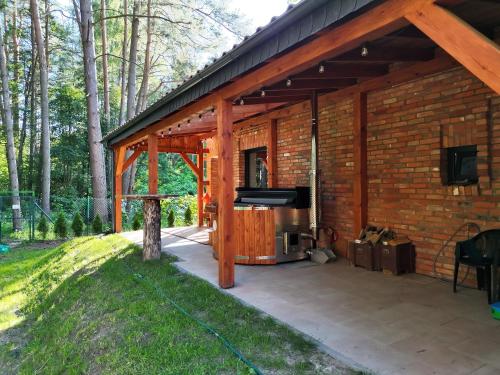 Ceglany Domek z jacuzzi nad jeziorem przy lesie in Unknown City, Poland