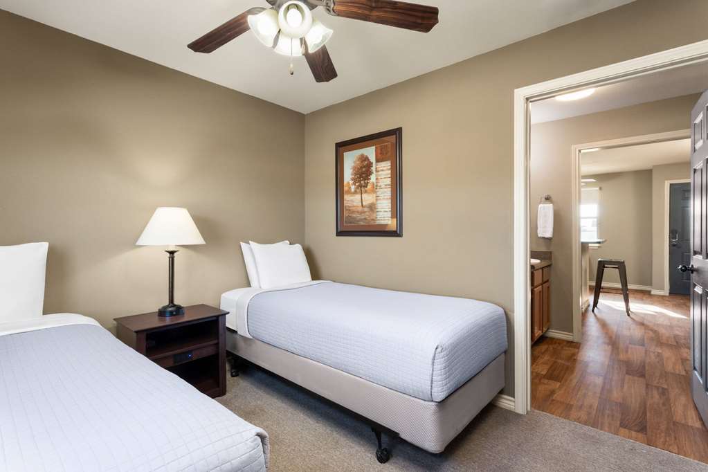 Eagle's Den Suites Kenedy a Travelodge by Wyndham - photo 18