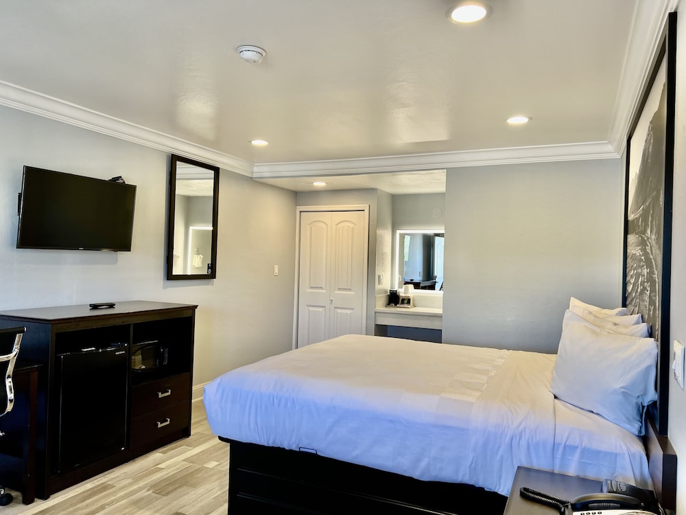 Aura Inn Monterey - photo 31