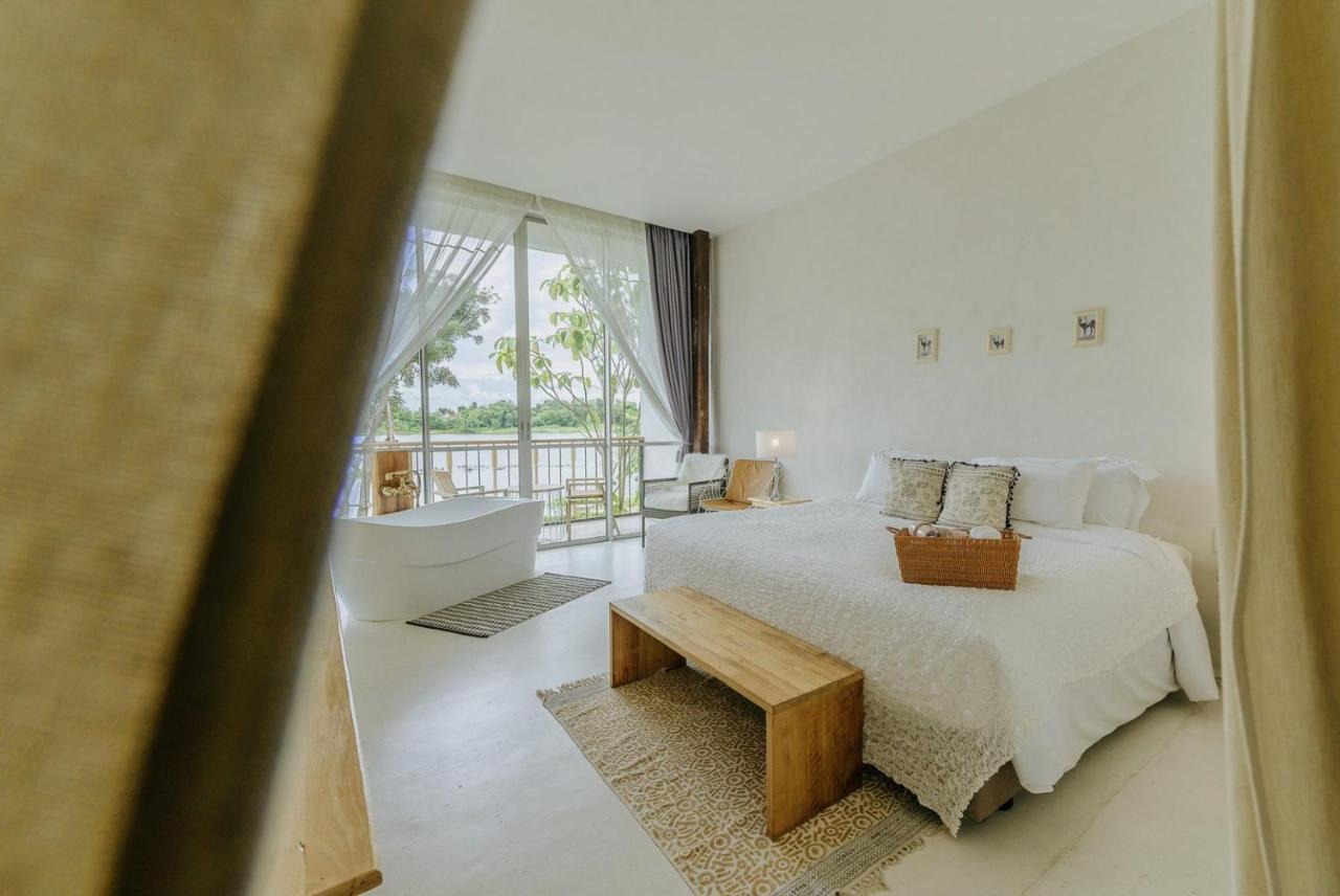 White Wall Riverfront Hotel — hotel in Kamphaeng Phet