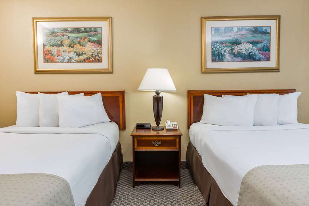 Days Inn & Suites by Wyndham Jennings - photo 17
