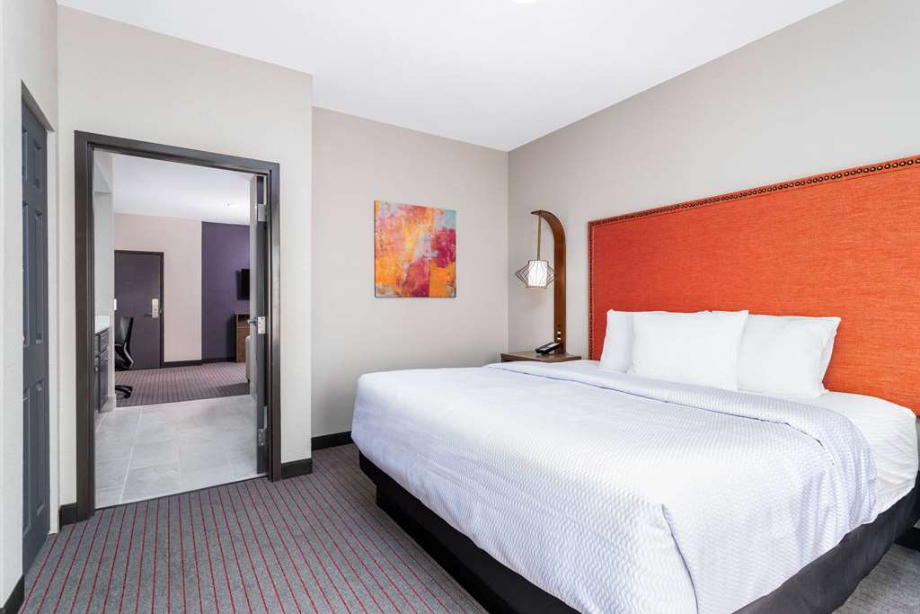 La Quinta Inn & Suites by Wyndham Augusta Near Fort Gordon - photo 11