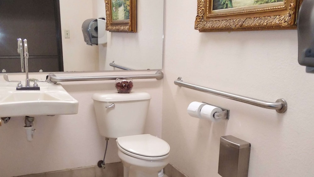 Heritage Place Inn & Suites - photo 3