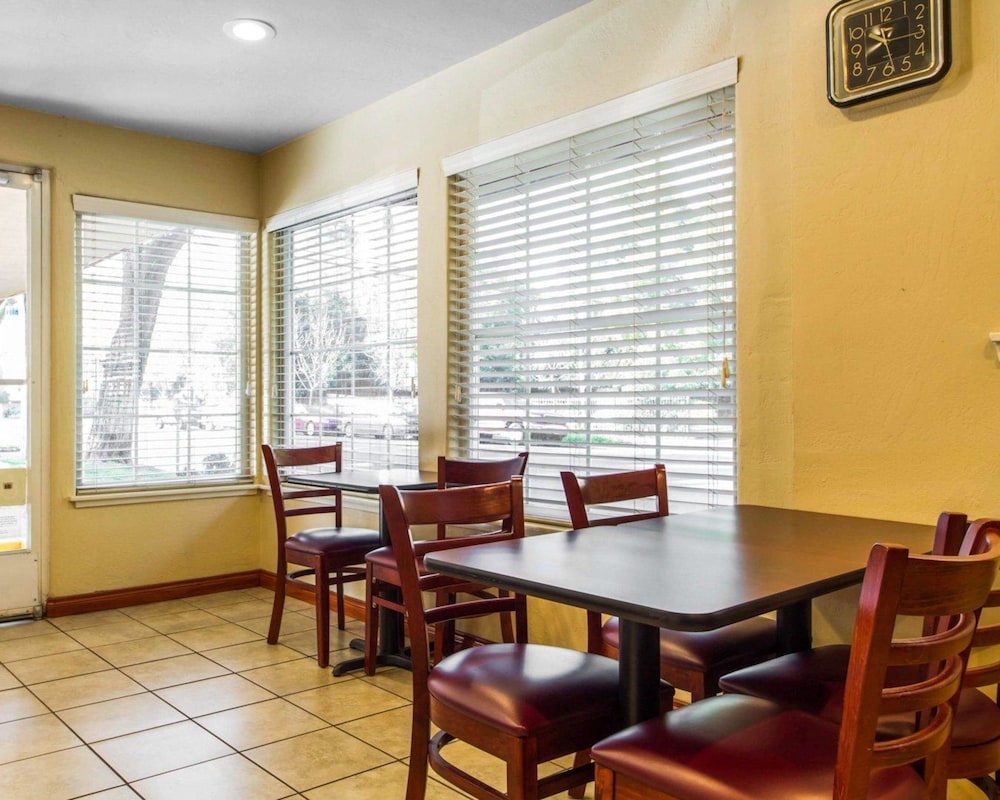 Econo Lodge Sacramento Convention Center - photo 18