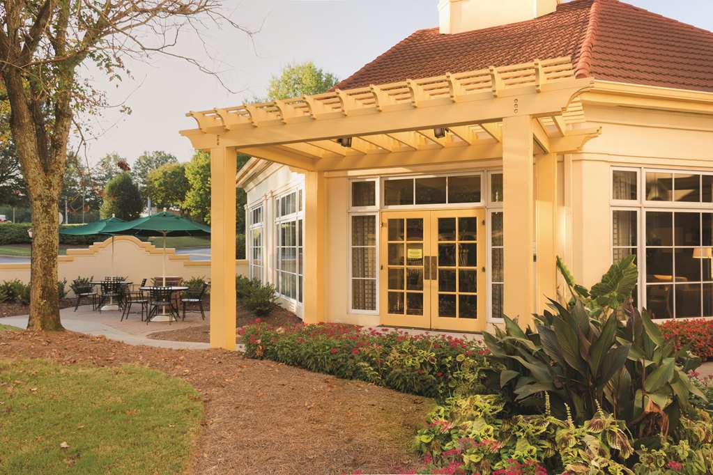 La Quinta Inn & Suites by Wyndham Atlanta Ballpark Galleria - photo 3