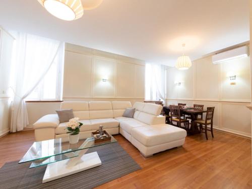 The Best Rent Stylish One Bedroom Apartment in Piazza Barberini — 4-Star Luxury Hotel in Rome, Italy