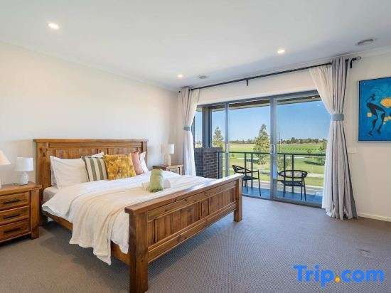 Lux Clyde North Super Spacious Retreat — 4-Star Luxury Hotel in Clyde North, Australia