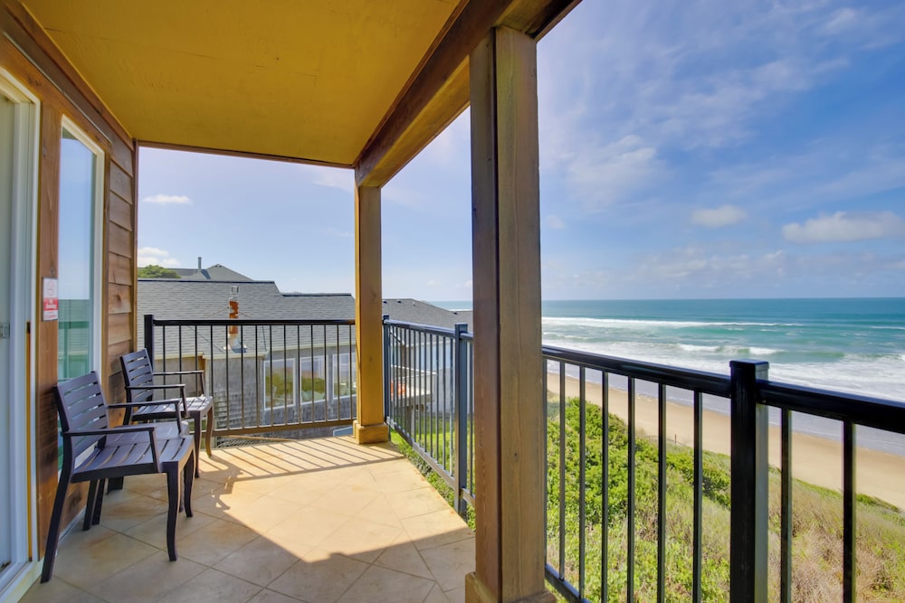 Oceanfront Oregon Retreat Pool Sauna and Patio — 4-Star Luxury Hotel in Lincoln, United States