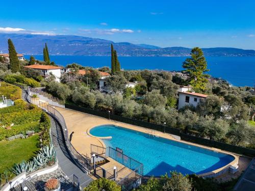 Piscina con Vista Casa sui Colli di Toscolano — 4-Star Luxury Hotel in Toscolano Maderno, Italy