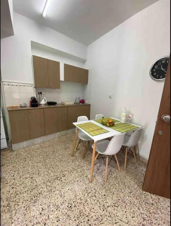 2 bedroom apt in Ermou 4 minute walk beach