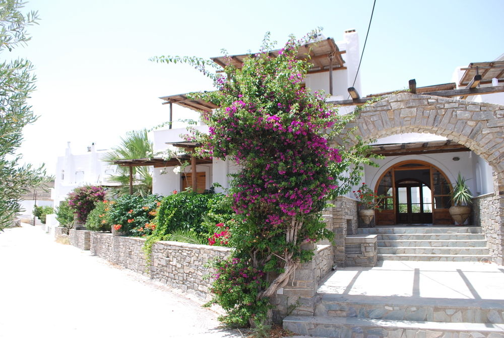 Siroco's Rooms And Studios — hotel in Paros
