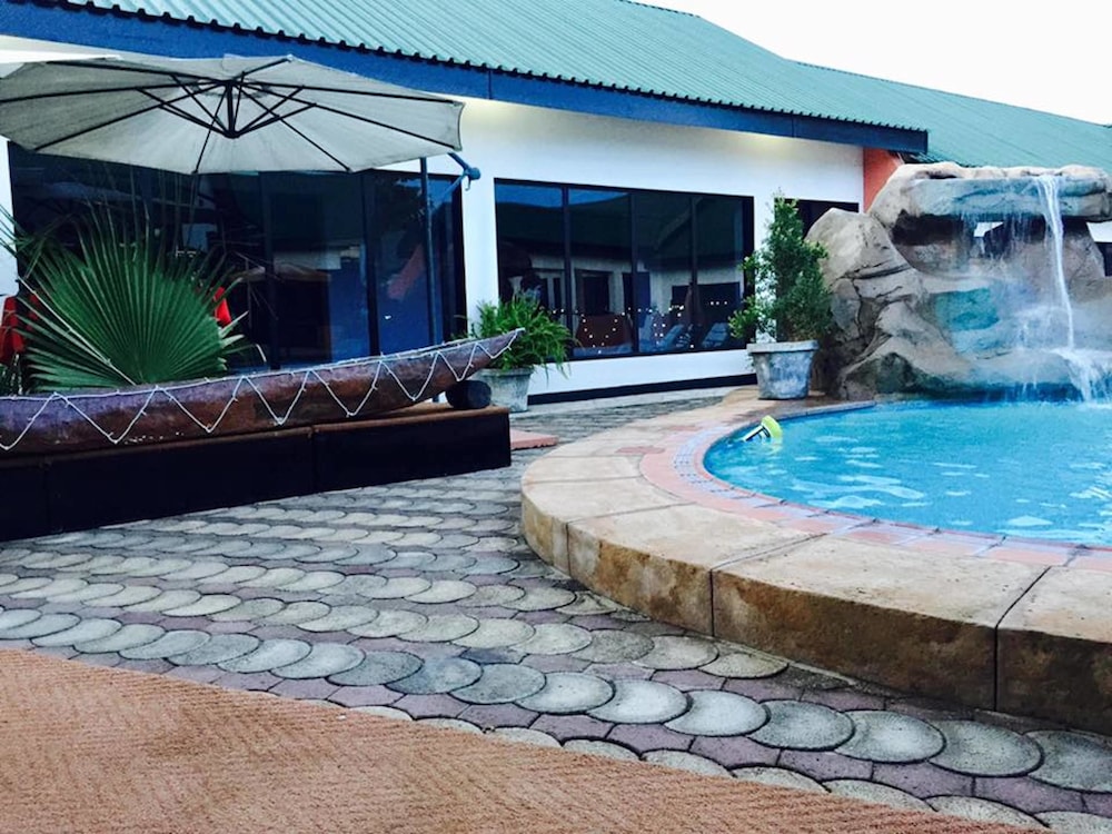 Le Dolphin's Grand Paradiso Hotel